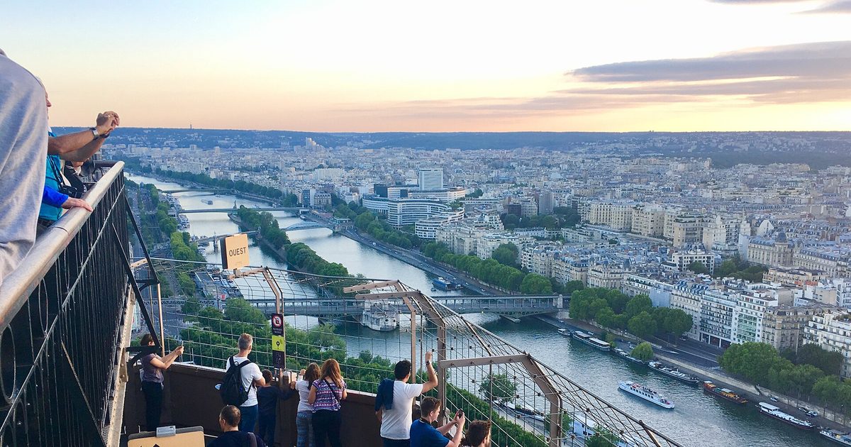Illustration : Paris City Tours : la fausse pub IA virale et comment la repérer